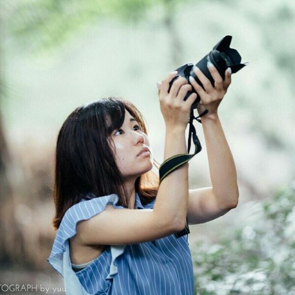 ファイル:Ayane 写真撮る人.jpg