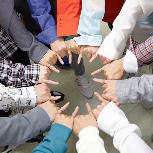 ファイル:SeventeenRings.jpg