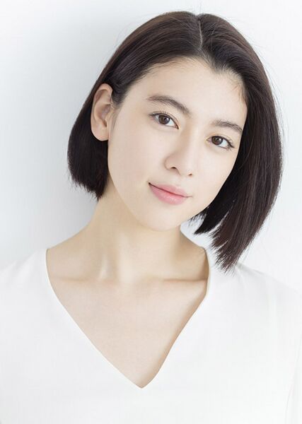 ファイル:三吉彩花.jpg